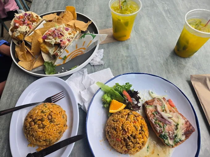 Rompeolas Bar and Grill